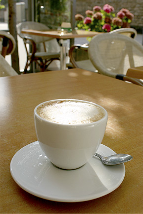 une tasse de café sur la terrasse de l'hôtel restaurant